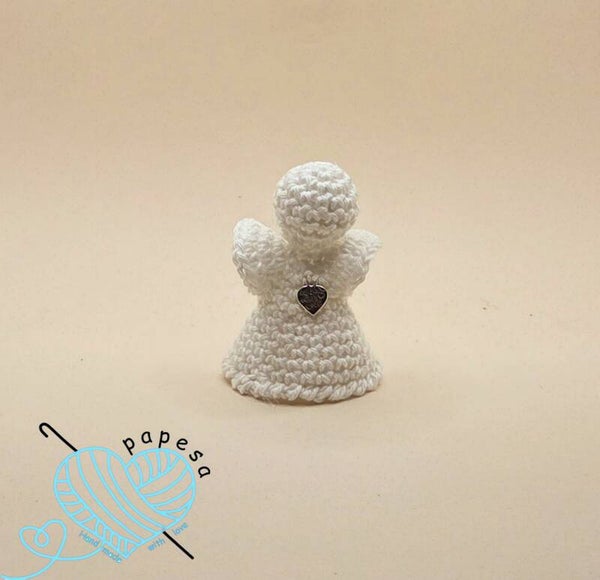 Schutzengel 8 cm – Handgehäkelter Engel aus Baumwolle • Liebevolle Geschenkidee • Kleine Dekofigur mit Herz