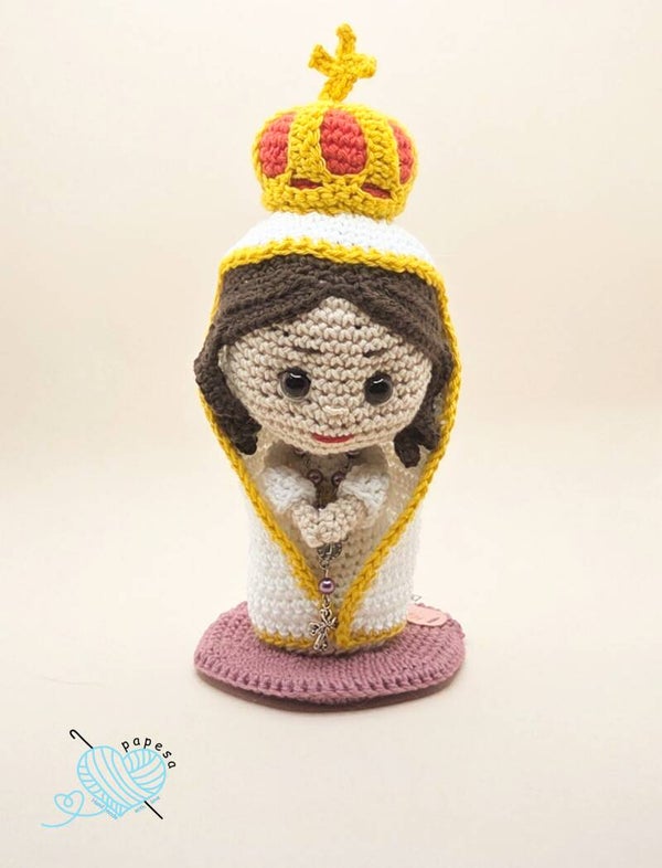 Amigurumi „Jungfrau von Fatima“ 20 cm – handgehäkelt – katholische Puppe – Marienfigur – religiöses Geschenk – Taufe, Kommunion, Deko