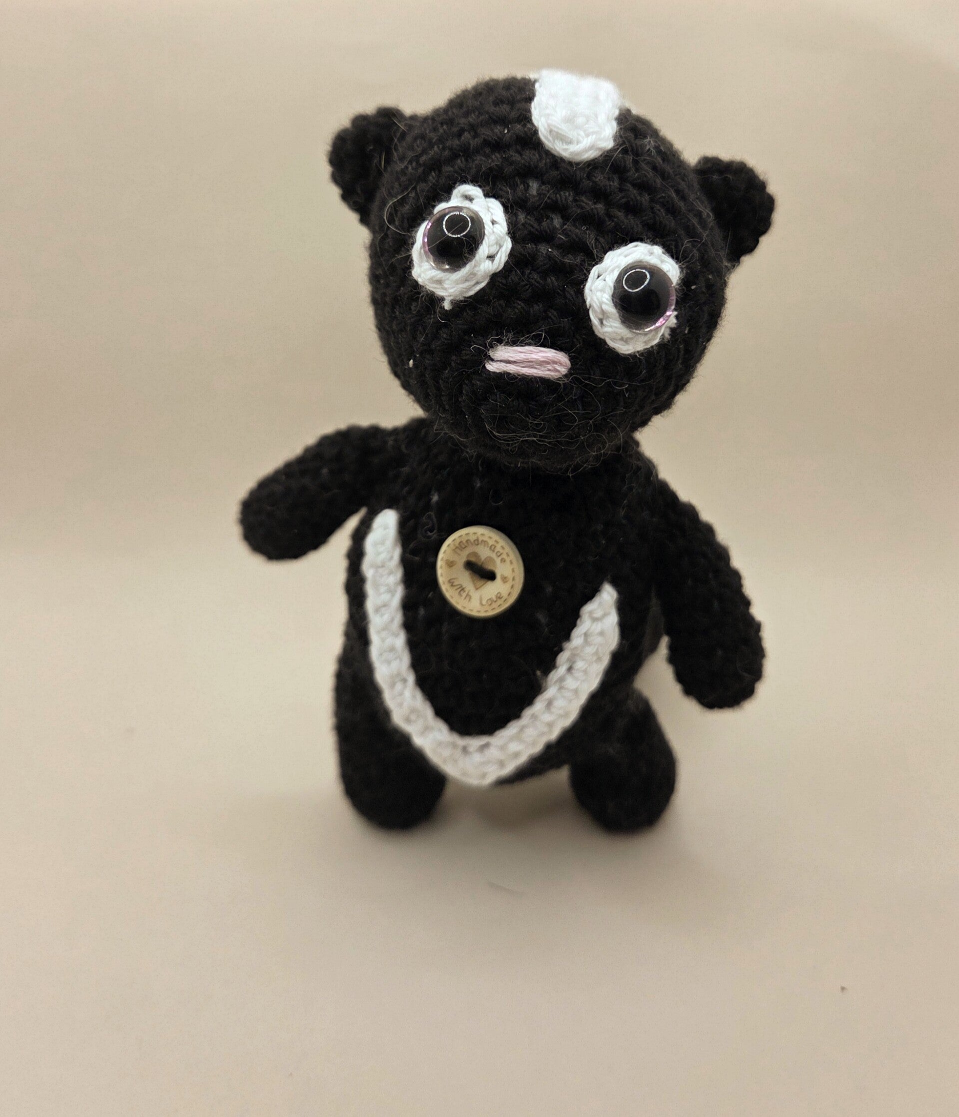 Amigurumi Stinktier Salo gehäkelt aus Baumwolle, handmade Geschenk und Dekoration, ca. 16 cm Kuscheltier