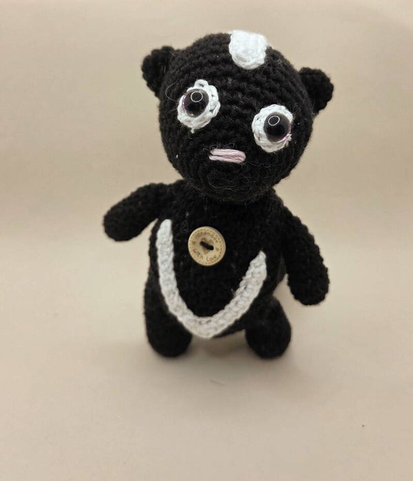 Amigurumi Stinktier Salo gehäkelt aus Baumwolle, handmade Geschenk und Dekoration, ca. 16 cm Kuscheltier