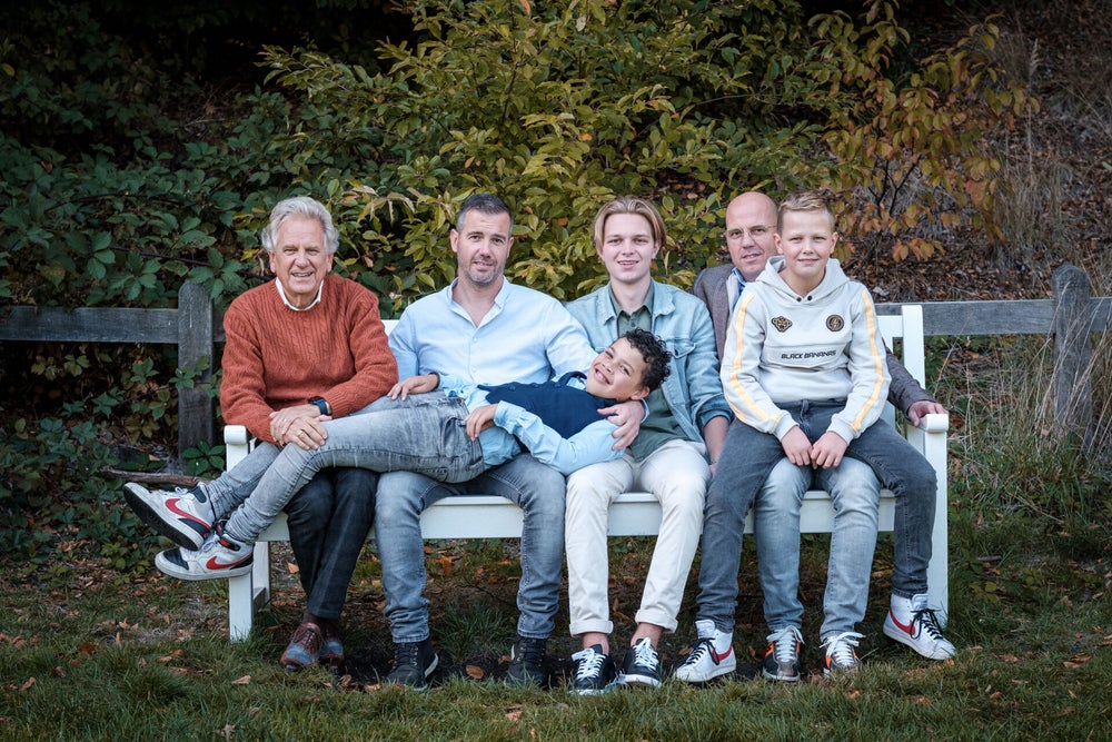 Familie met hand gefotografeerd in een park