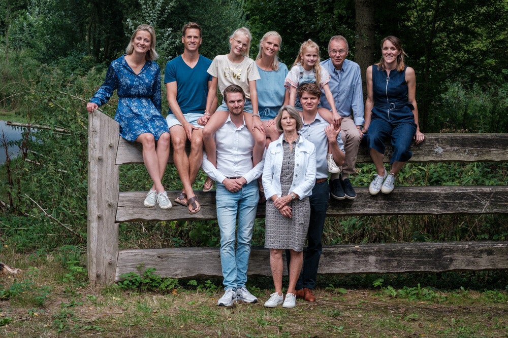 Familie met hand gefotografeerd in een park
