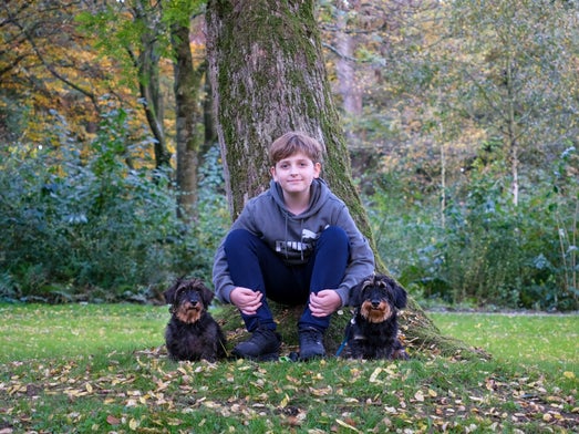 Je hond is ook familie, vergeet ze niet mee te nemen als je een familieportret laat maken