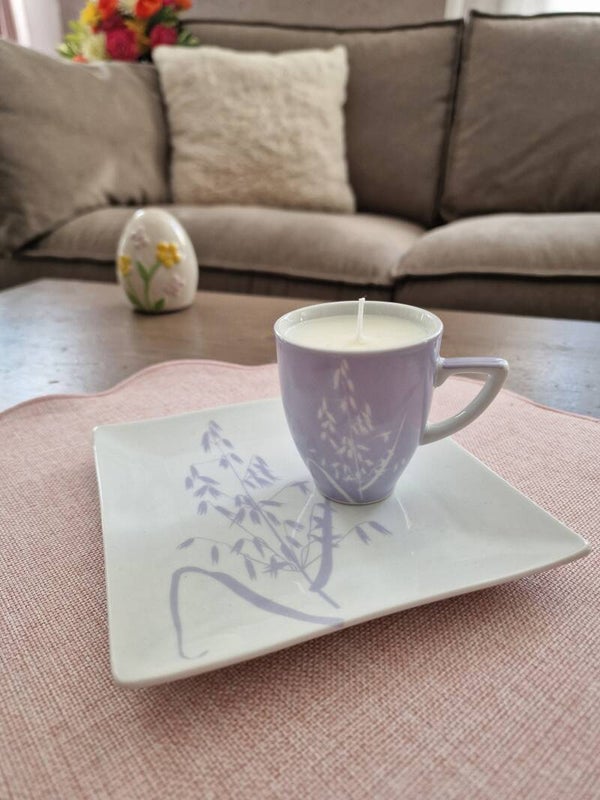 Petite bougie Parfumée Tasse Violette Motif Floral blanc  – Lavande (80g)