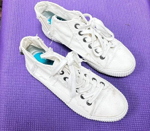 White Cloth Tennis Shoe Size 7.5