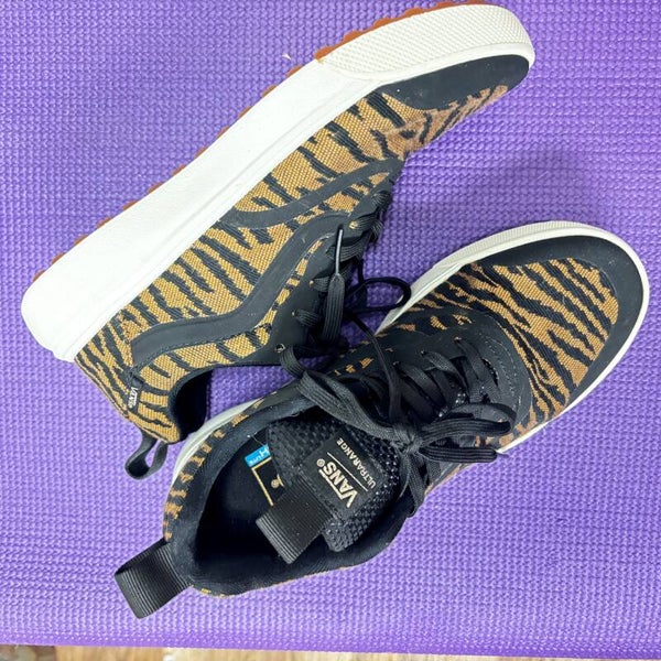 Ladies Tennis Shoe