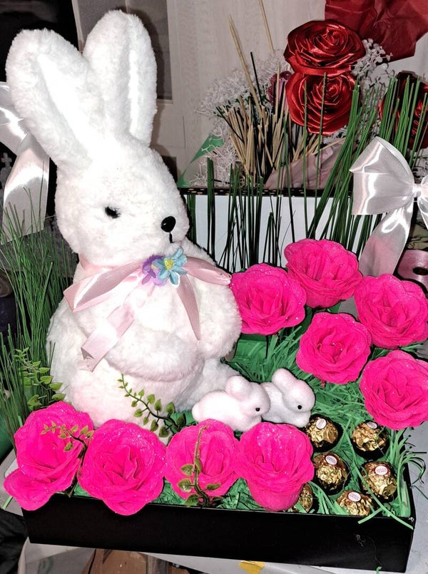 Blumenkorb mit einem Hasen und Ferreo Rocher Schokolade