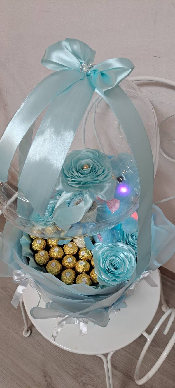 Optischer Heißluftbalon mit Ferrero Bär und Satinrosen