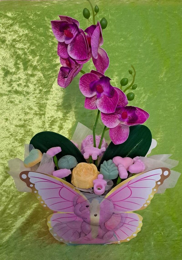 Kerzenrosen mit einer künstlichen Orchidee