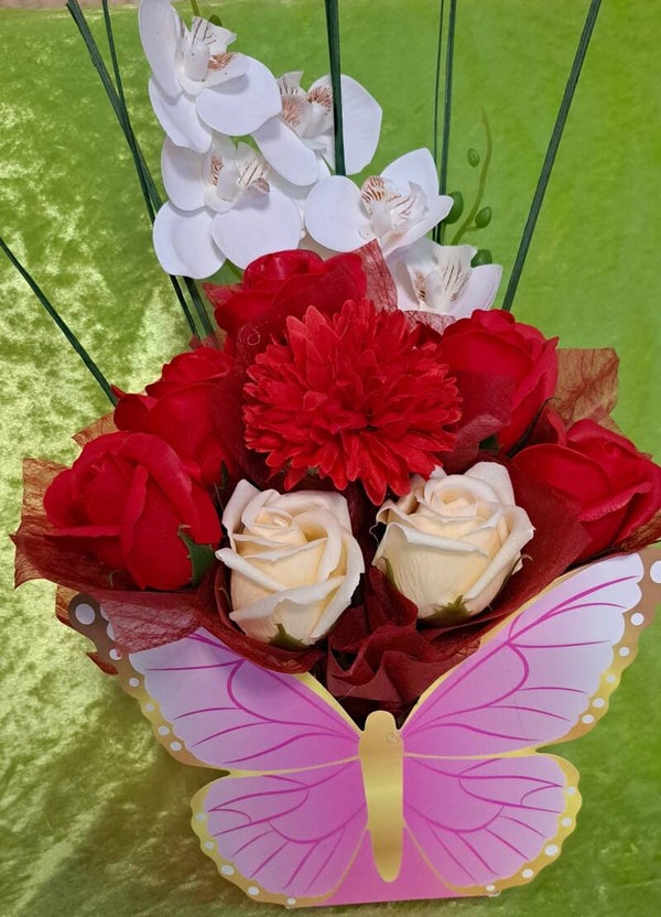 Seifenrosen mit einer Künstlichen Orchidee