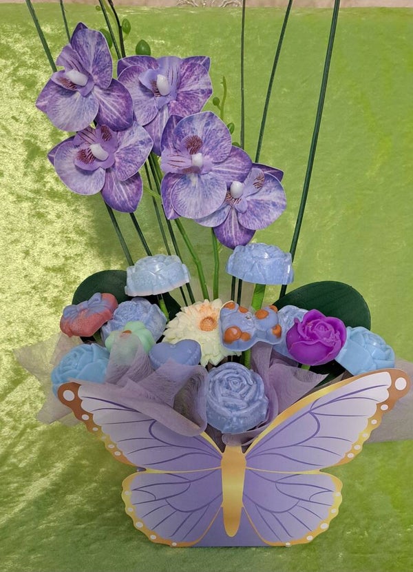 Kerzenrosen mit einer künstlichen Orchidee