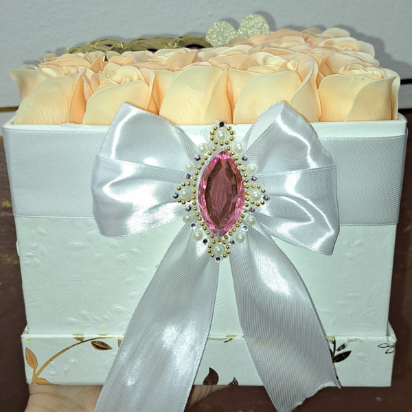 Rosen Tasche aus Künstlichen Seifenrosen mit zarter Mozartschokolade