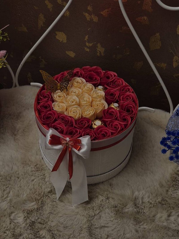 Blumenbox aus Seifenrosen mit Ferrero Rocher
