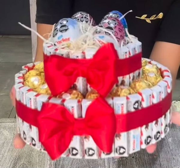 Kuchenaufbau aus Kinderschokolade, Ferrero und Kinder Ü-Ei