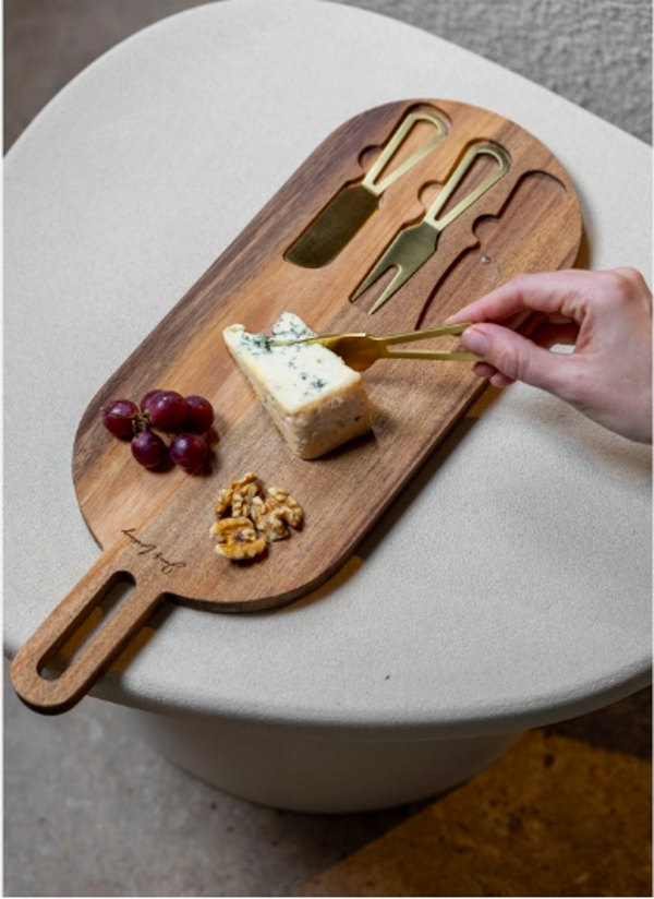 Serveerplank met gouden mesjes