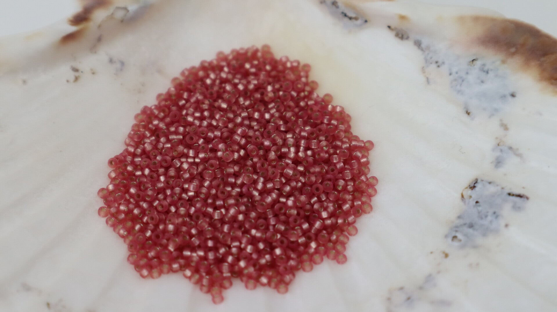 Seedbeads 15/0 Dyed Semi Mat Silver Lined Light Cranberry 1627