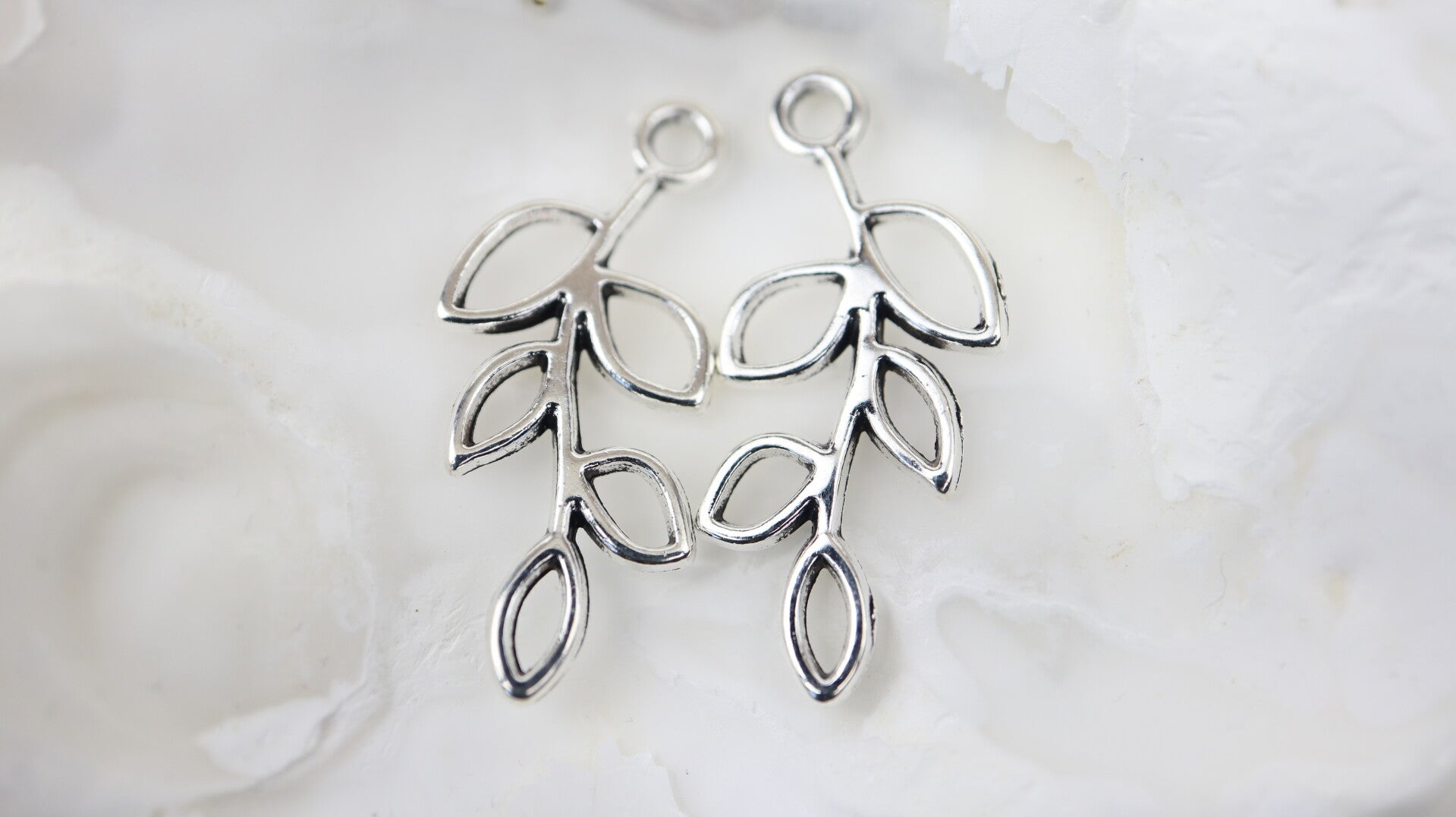 Pendant Open Leaf 25x11mm Silver Tone