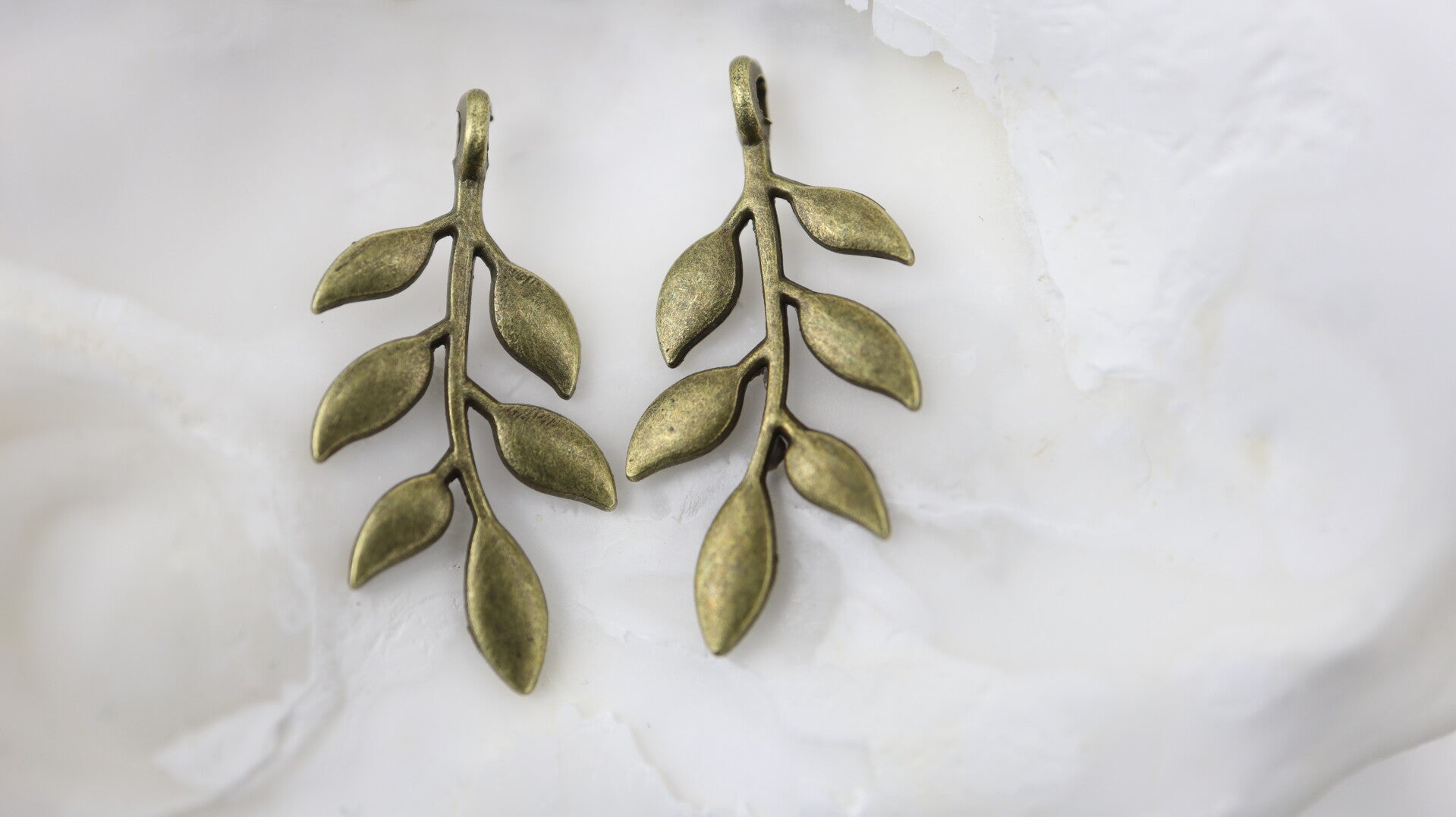 Pendant Olive Leaf 23x11mm Bronze Tone