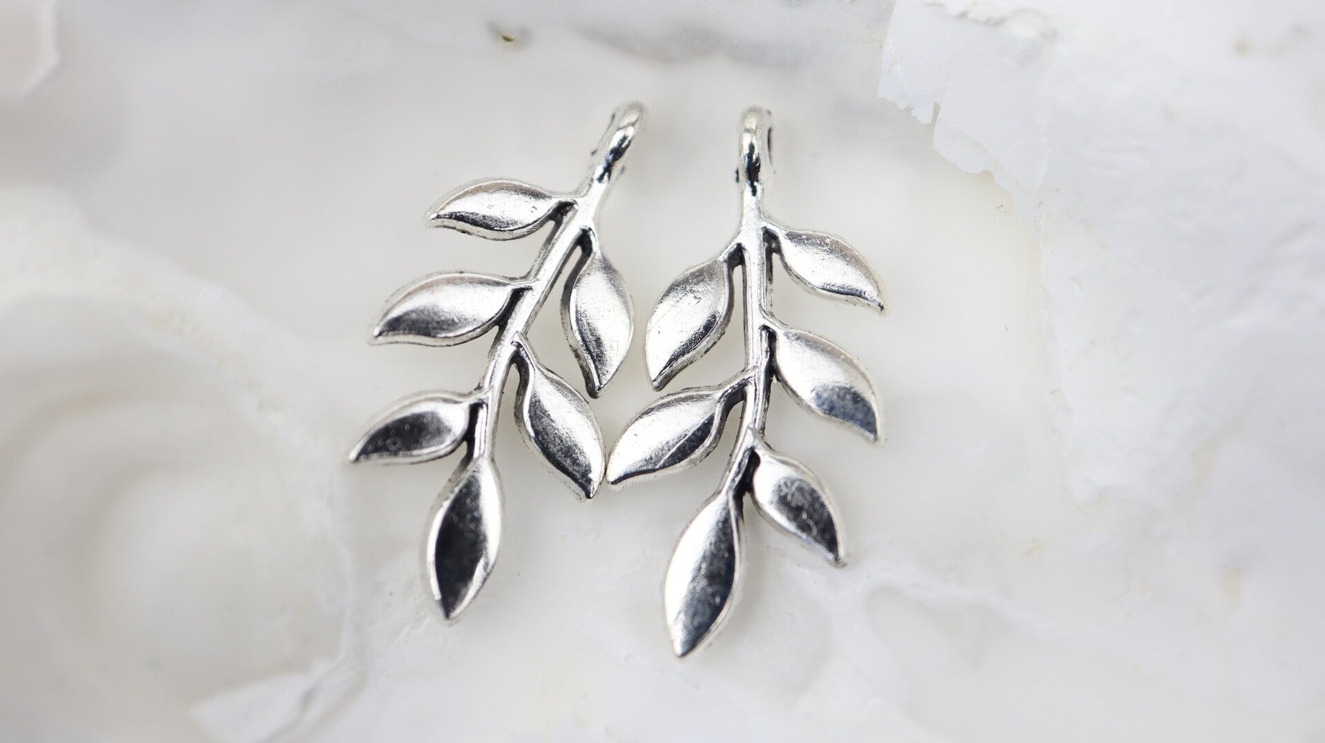 Pendant Olive Leaf 23x11mm Silver Tone