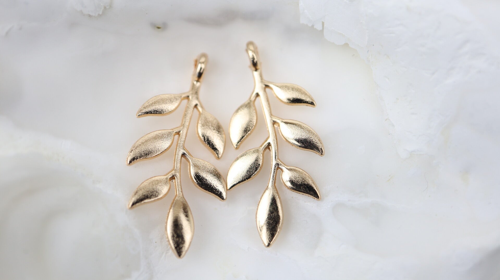 Pendant Olive Leaf 23x11mm Gold Tone