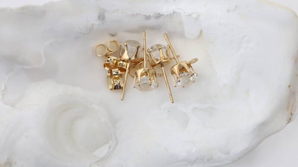 Earstud with Glass Stone Gold Tone 6mm