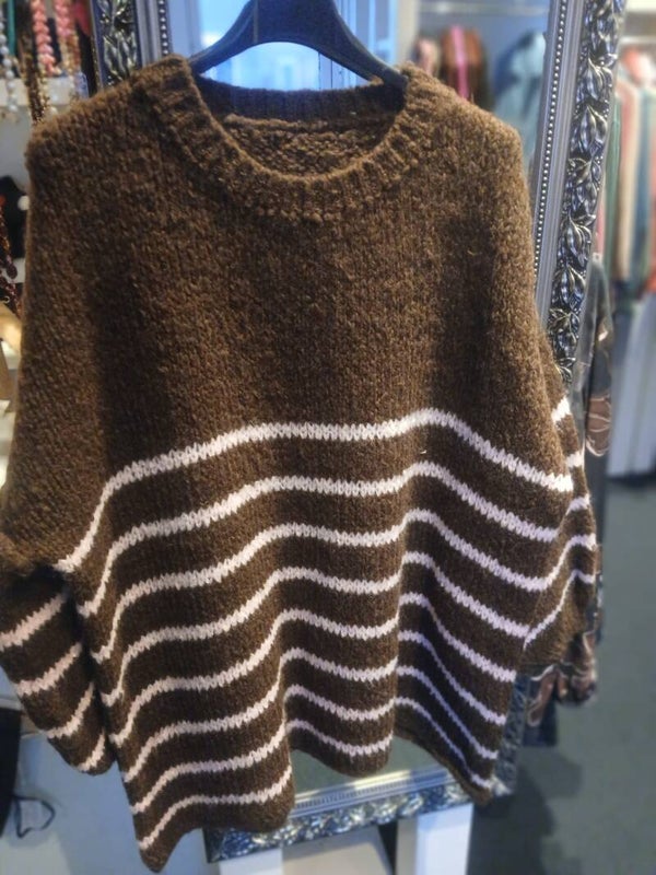 Bruin met roze gestreepte trui 1746