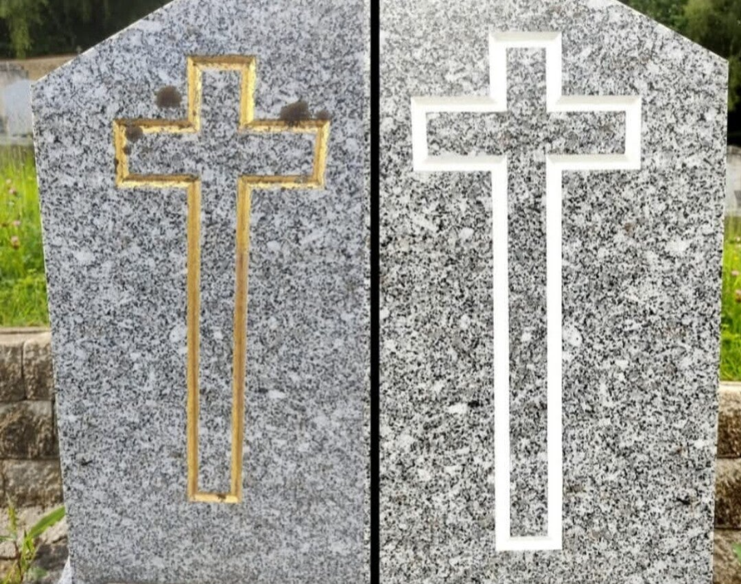 Rechampissage, peinture des lettres et des gravures 