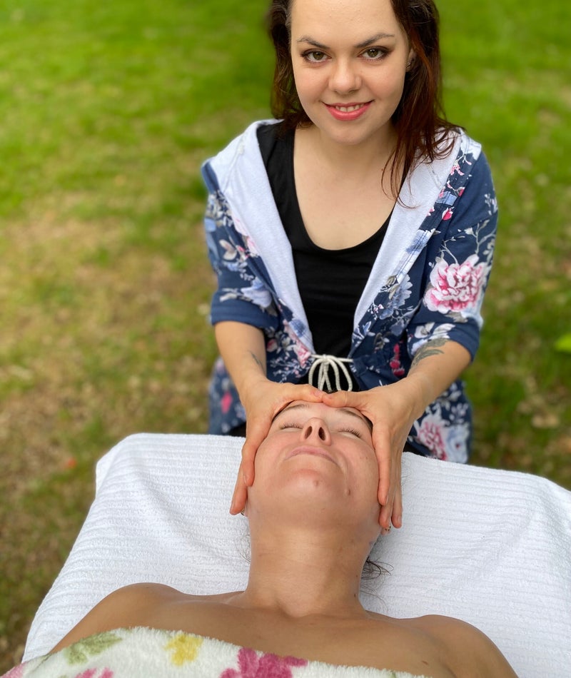 Wat is Kobido massage? Kobido is traditionele Japanse massage voor je gezicht, hals en nek. Ervaar alle benefits van kobido massage in Eindhoven. Gezichtsmassage tegen rimpels. Kan ik mijn rimpels verminderen met massage? Gezichtsmassage is het antwoord.