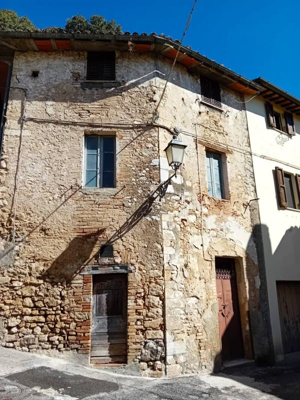 Cielo terra dal grande potenziale nel bellissimo borgo di Cesi