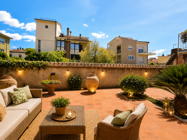 Appartamento con ingresso indipendente, giardino e taverna.