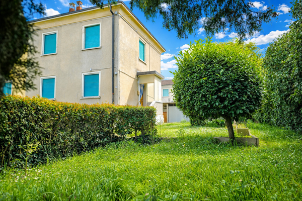 Casa semi indipendente con giardino, zona Via Narni