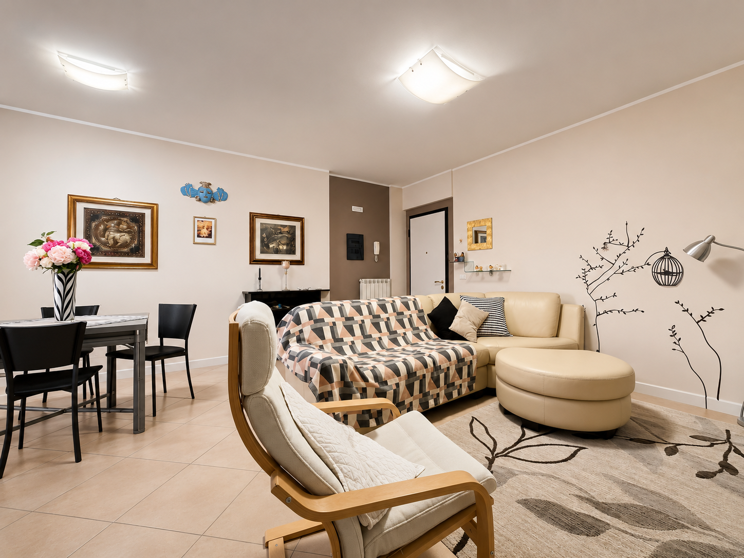 Via Scarpettella. Appartamento pronto da vivere con terrazzo abitabile e garage.