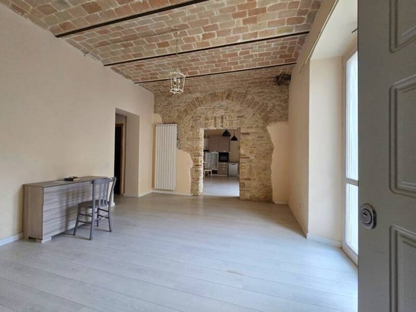 Appartamento ristrutturato con corte privata, centro