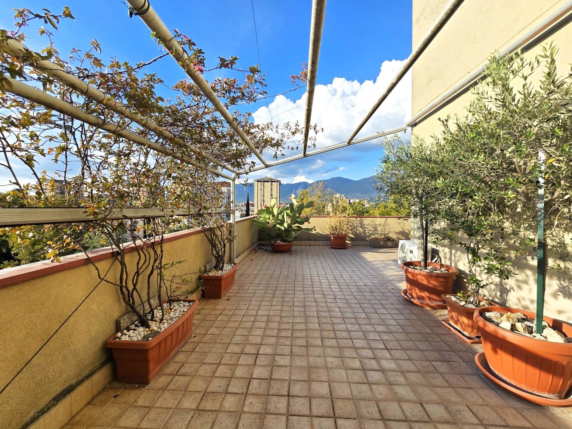 Appartamento ristrutturato con grandi terrazzi abitabili, zona semicentro