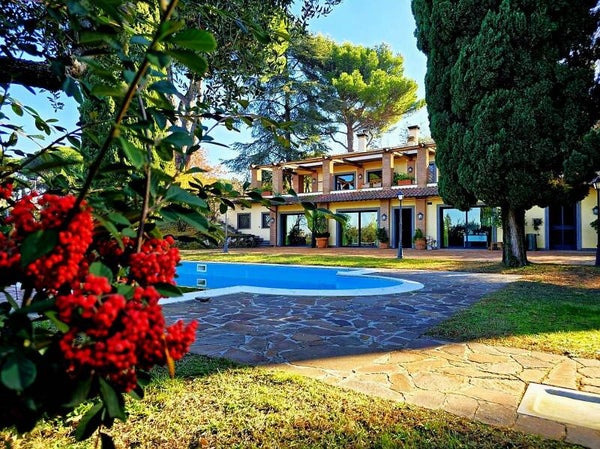 Villa con piscina e vista sulla città eterna