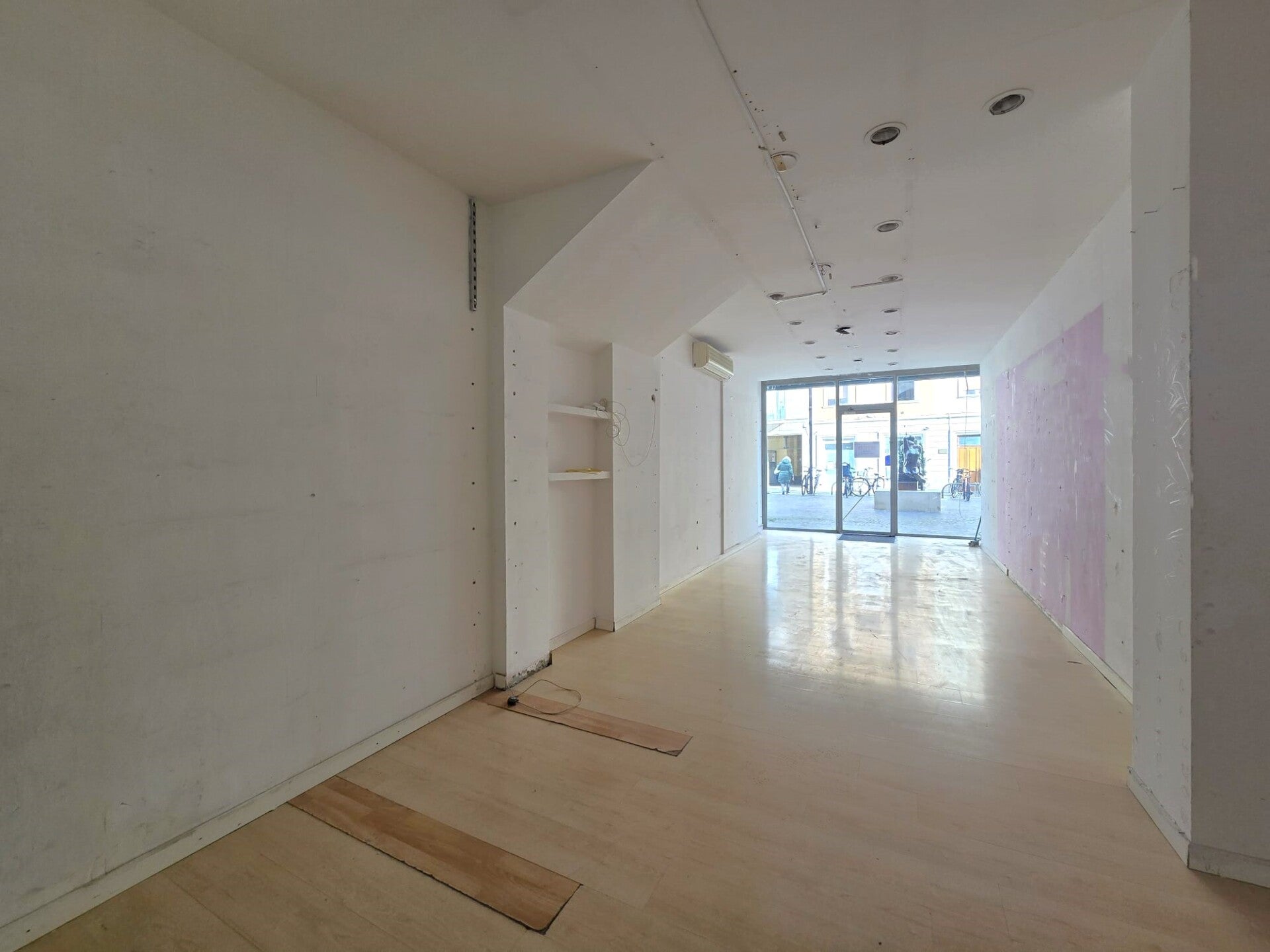 Largo Villa Glori: locale commerciale in ottima posizione