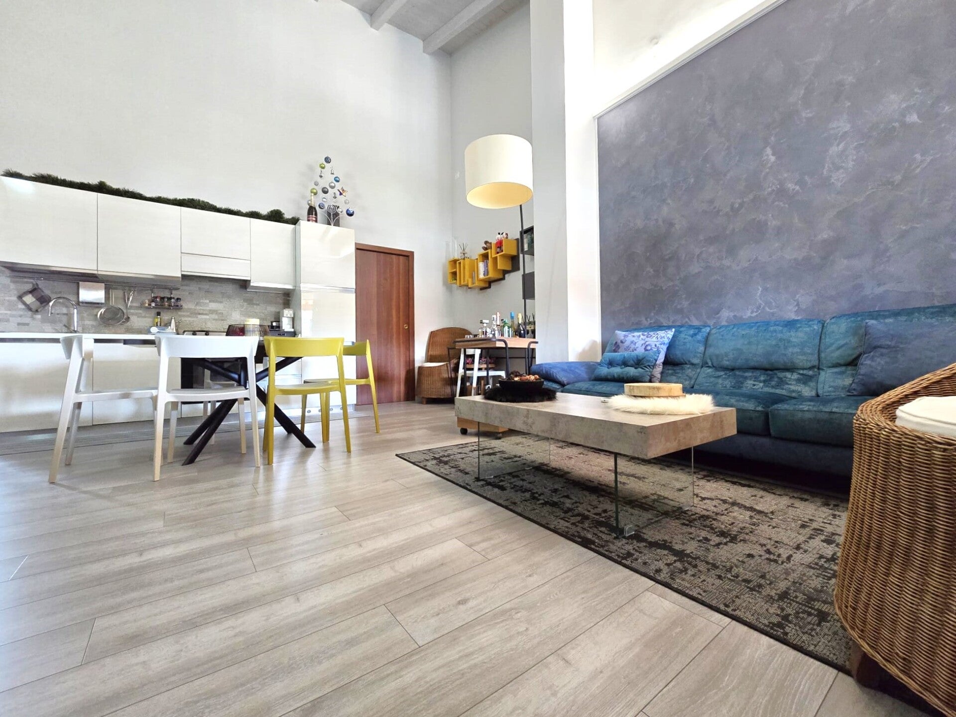 Splendido appartamento dal taglio moderno, garage doppio, zona Toano Tuillo