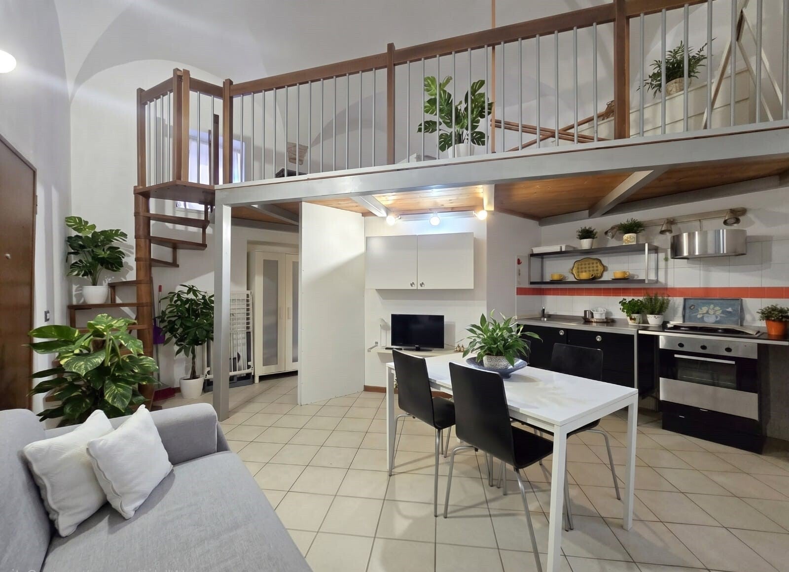 Appartamento open space su due livelli, zona centro