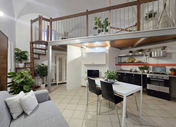 Appartamento open space su due livelli, zona centro