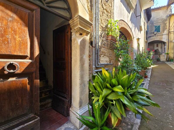 Appartamento con taverna e piccolo cortile, zona Collescipoli