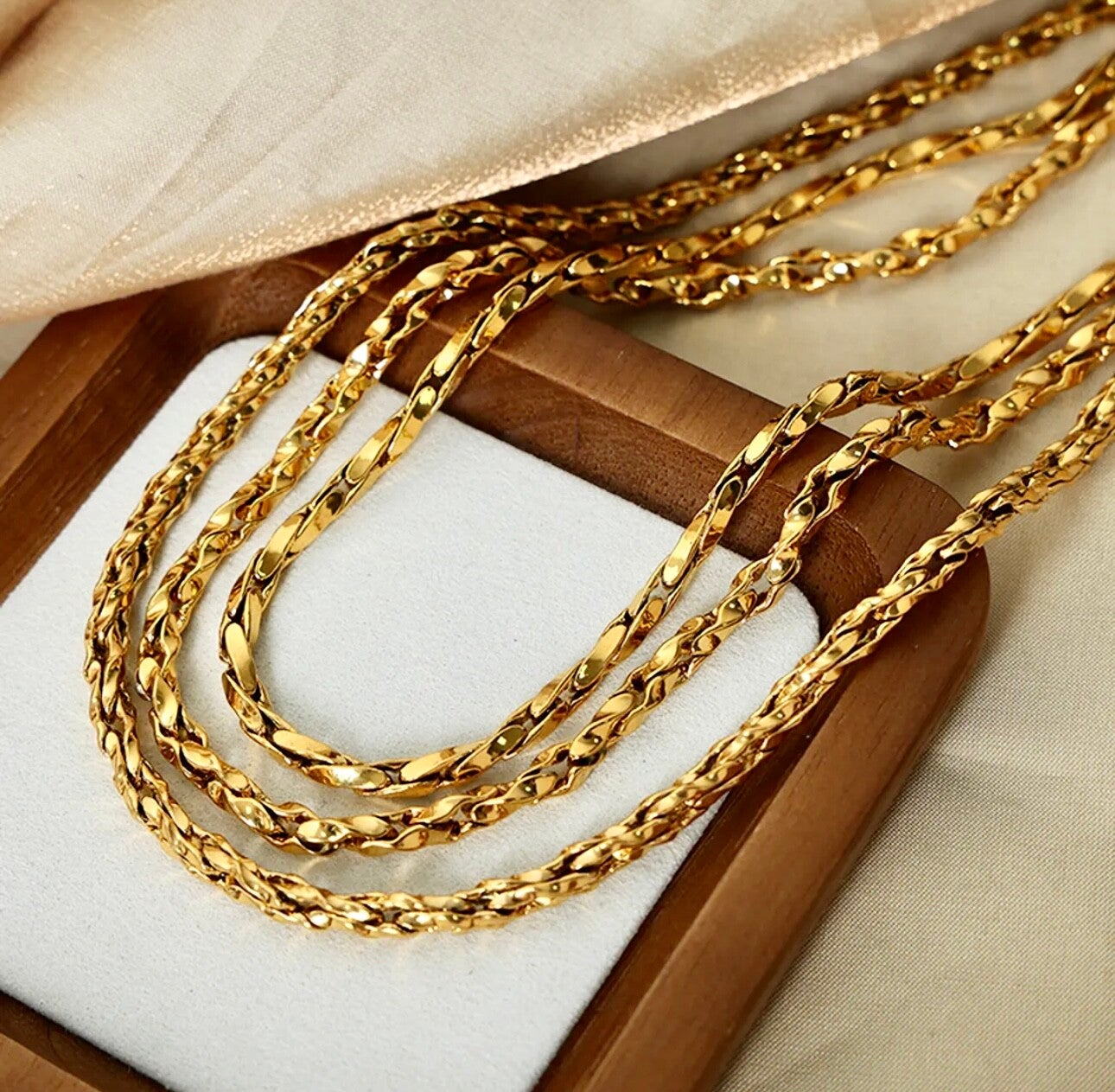 The 3 Sisters, Bella Necklace