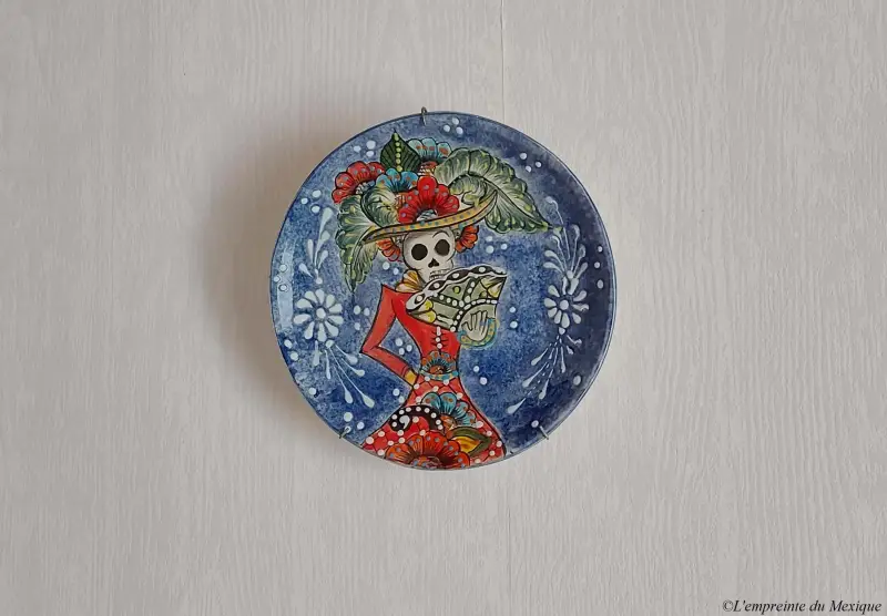Assiette décorative en Talavera représentant Catrina réalisée par les artisans de l'atelier Atahualpa Artesanias à Dolores Hidalgo, Jalisco et Tonala, Jalisco (Mexique)