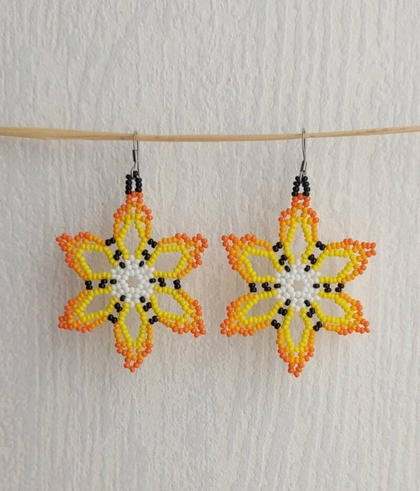 Boucles d'oreilles étoiles en perles de chaquiras - Art Wixárika