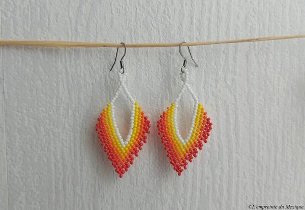 Boucles d'oreilles flammes en perles de chaquiras - Art Wixárika