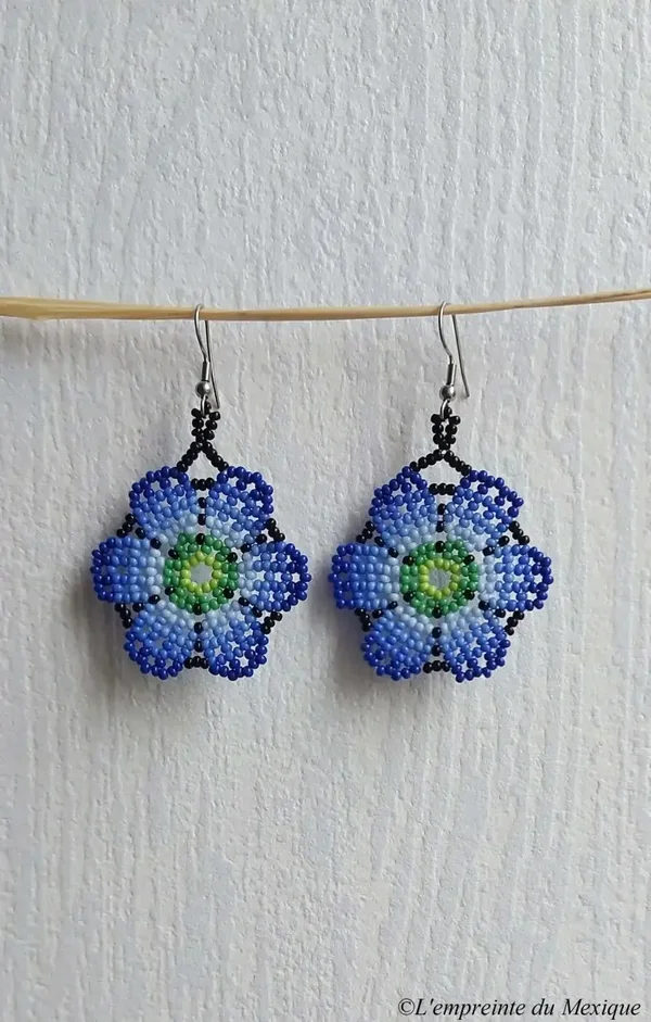Boucles d’oreilles fleurs de peyotl bleu foncé en perles de chaquiras – Art Wixárika