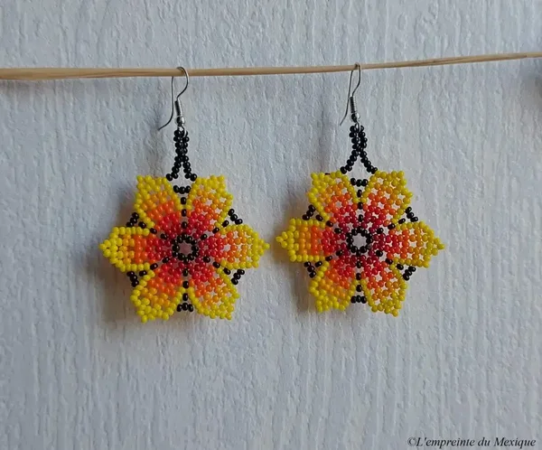 Boucles d’oreilles fleurs de peyotl couleur feu en perles de chaquiras – Art Wixárika