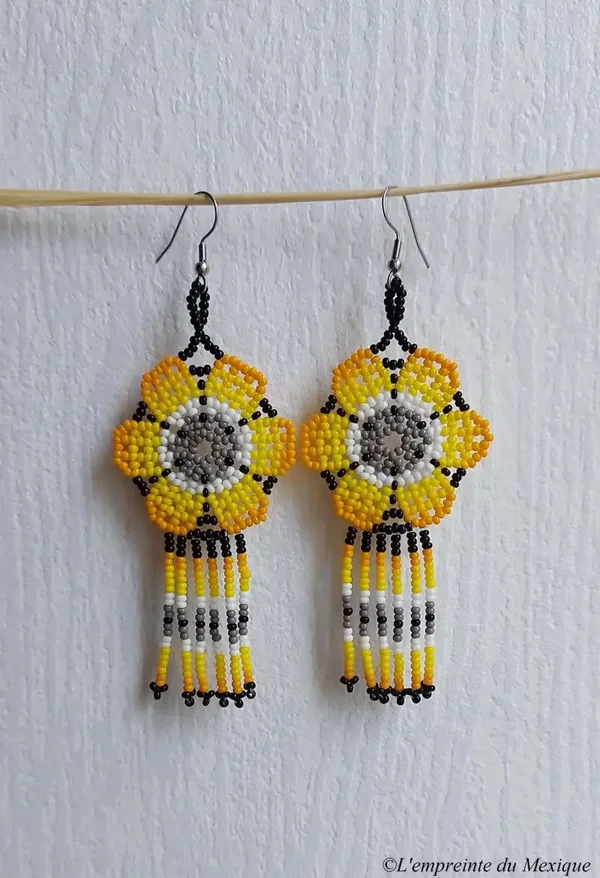 Boucles d’oreilles fleurs de peyotl jaunes et grises en perles de chaquiras – Art Wixárika