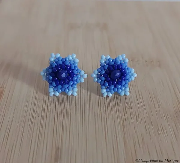 Boucles d’oreilles petites fleurs de peyotl bleues en perles de chaquiras – Art Wixárika