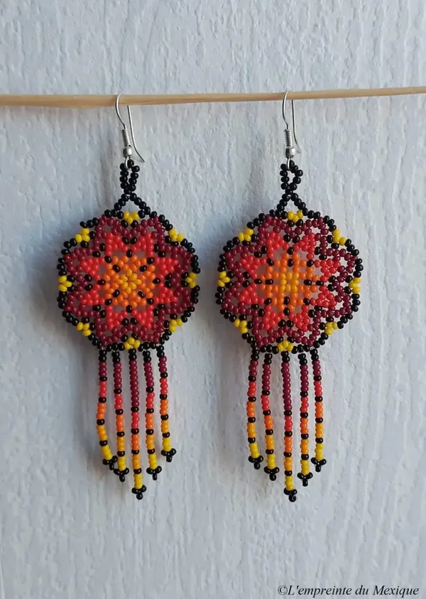 Boucles d’oreilles rondes pendantes fleurs de peyotl en perles de chaquiras – Art Wixárika