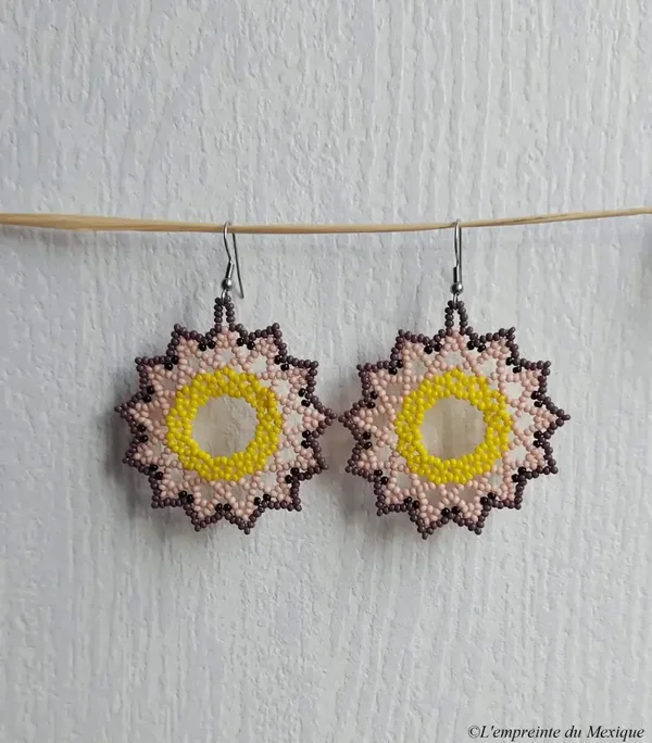 Boucles d’oreilles roues violettes, roses et jaunes en perles de chaquiras – Art Wixárika